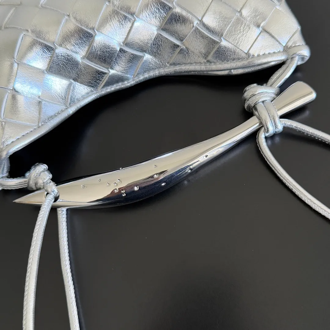 Batch of 1400 BV Mini Sardine is coming‼ ️Super high-end, stainless steel hardware + 24k real gold plating process, fish scales (concave and convex positions) are the finishing touch, the sardine bag that can be carried cross-body is completely beautiful to the heart. The metal element handle and the weaving are perfectly combined to completely integrate the artistic sense and elegance and fashion. It is really like a work of art🏺The large size is elegant, the small size is exquisite and cute, a must-have item for fashionistas, and the details are perfectly reproduced. Style number: 744267 Size 20*12*2.5